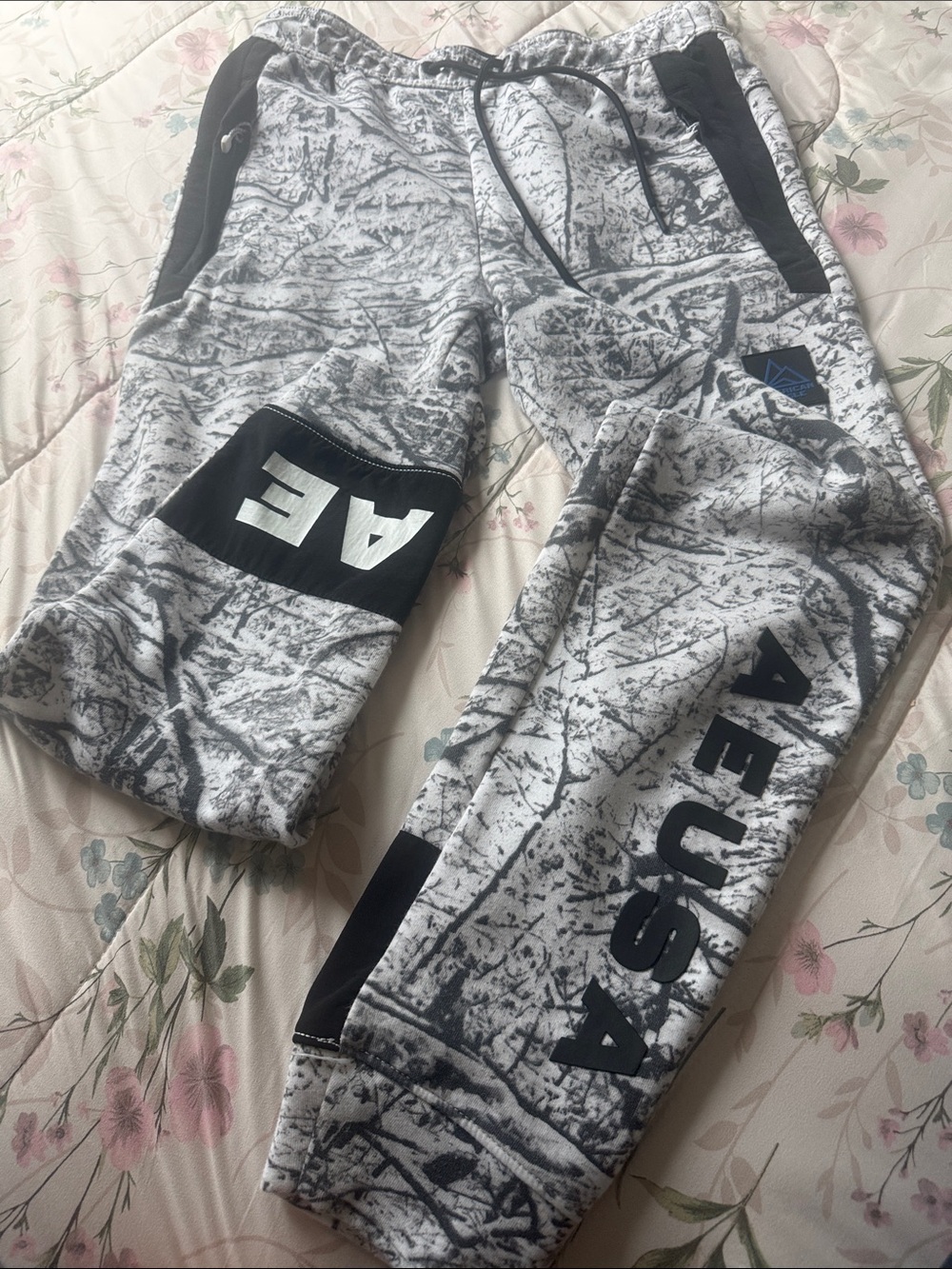 American Eagle woodsy graphic Gray  Joggers Black Details size S cotton blend